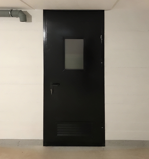 Черная дверь с вентрешеткой и окном Черная дверь с вентрешеткой и окном