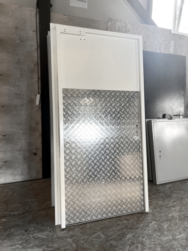 Дверь с алюминиевым отбойником Дверь с алюминиевым отбойником