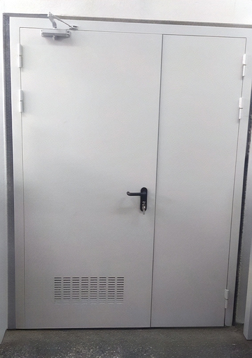 Дверь с отверстиями для вентиляции Дверь с отверстиями для вентиляции