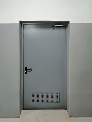 Дверь с пробивными отверстиями (1-й Варшавский проезд) Дверь с пробивными отверстиями (1-й Варшавский проезд)