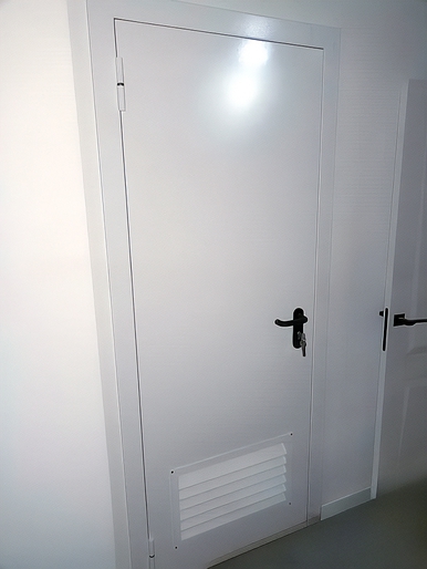 Дверь с решеткой-жалюзи Дверь с решеткой-жалюзи