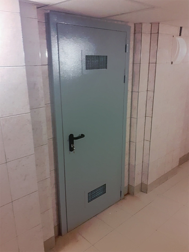 Дверь с вентиляцией, внешняя сторона (Электрический переулок) Дверь с вентиляцией, внешняя сторона (Электрический переулок)