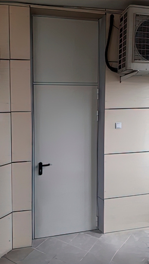 Дверь с верхней вставкой (Ленинградский пр-т, 37а) Дверь с верхней вставкой (Ленинградский пр-т, 37а)