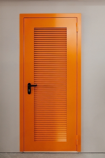 Дверь с жалюзийной решеткой Дверь с жалюзийной решеткой