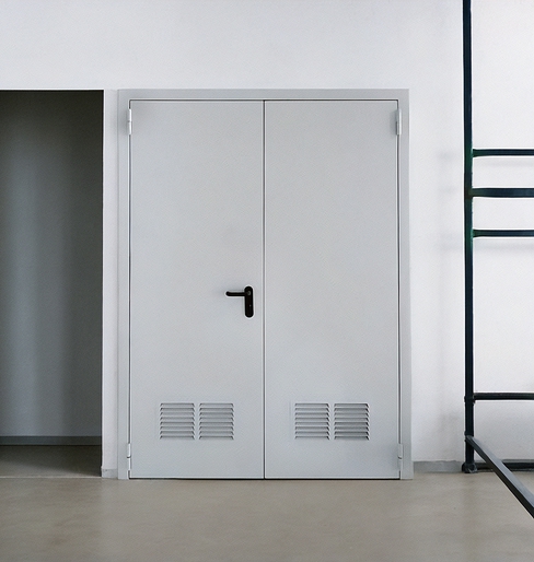 Двустворчатая дверь с вентрешетками Двустворчатая дверь с вентрешетками