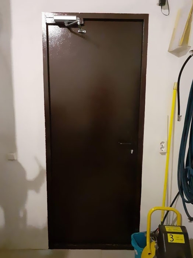 Коричневая дверь с доводчиком Коричневая дверь с доводчиком