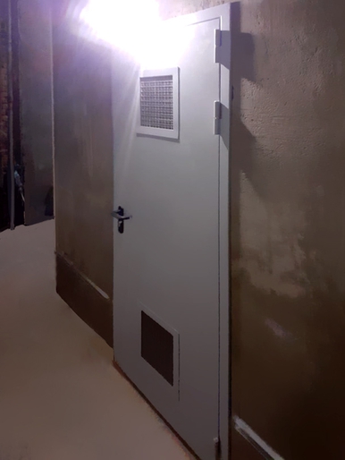 Огнестойкая дверь с вентиляцией, вид спереди Огнестойкая дверь с вентиляцией, вид спереди