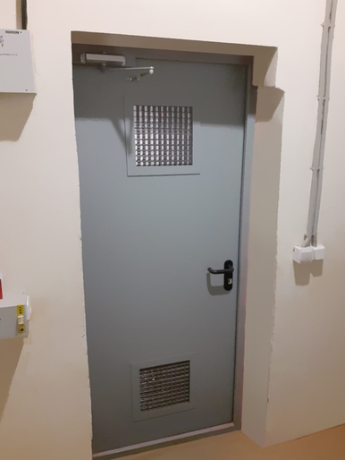 Огнестойкая дверь с вентиляцией, вид сзади Огнестойкая дверь с вентиляцией, вид сзади