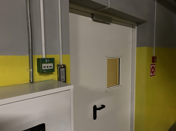 Огнестойкая дверь со стеклом Огнестойкая дверь со стеклом