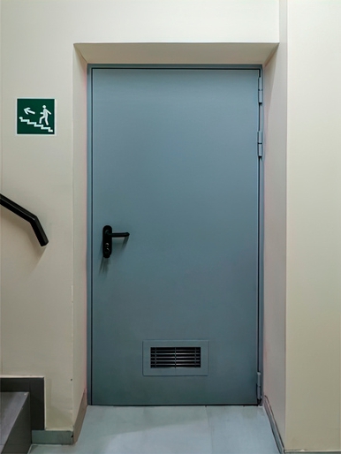 Огнеупорная дверь с вентрешеткой (ул. Южнопортовая) Огнеупорная дверь с вентрешеткой (ул. Южнопортовая)