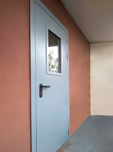 Остекленная дверь, фото с двух сторон (Борисовский пр-т, д. 20) Остекленная дверь, фото с двух сторон (Борисовский пр-т, д. 20)