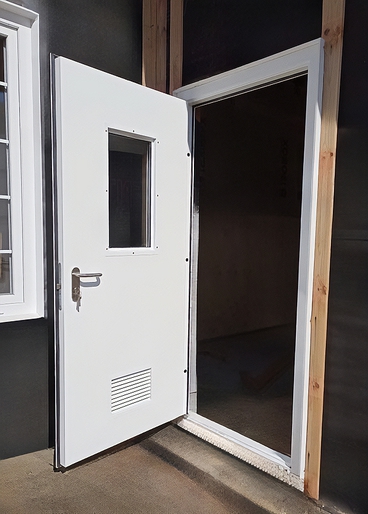 Остекленная дверь с вентрешеткой Остекленная дверь с вентрешеткой