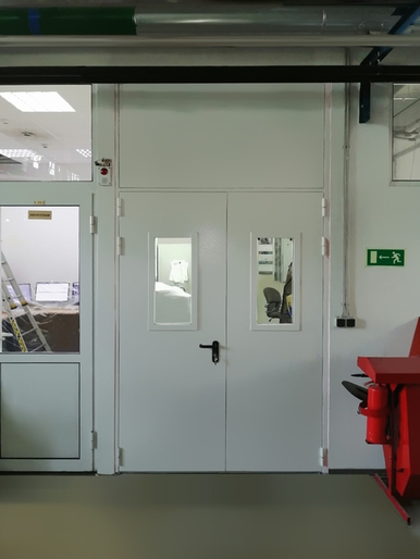 Остекленная дверь с фрамугой, фото снаружи (фабрика, г. Подольск) Остекленная дверь с фрамугой, фото снаружи (фабрика, г. Подольск)