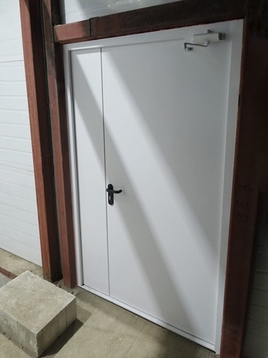 Полуторастворчатая дверь, вид сзади (г. Люберцы) Полуторастворчатая дверь, вид сзади (г. Люберцы)