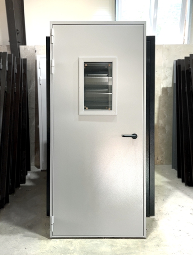 Серая дверь с окном Серая дверь с окном