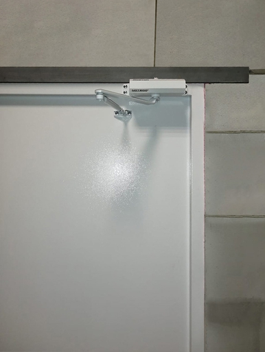 Установленный доводчик (магазин, ул. Удальцова) Установленный доводчик (магазин, ул. Удальцова)