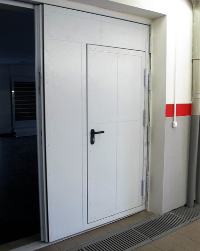 Распашные противопожарные ворота со встроенной дверью Распашные противопожарные ворота со встроенной дверью