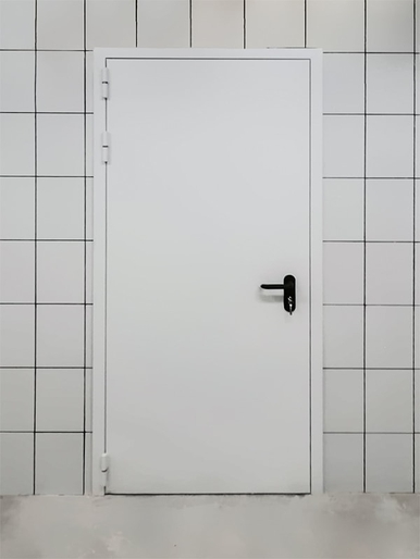 Белая огнестойкая дверь в здании колледжа Белая огнестойкая дверь в здании колледжа