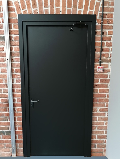 Дверь с доводчиком в офисном центре (ул. 3-я Ямская Тверская) Дверь с доводчиком в офисном центре (ул. 3-я Ямская Тверская)