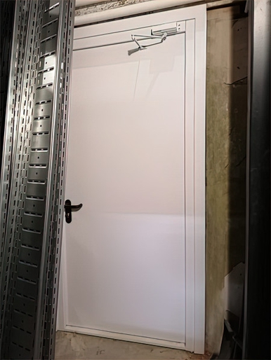 Дверь с доводчиком (Звенигородское шоссе, 28) Дверь с доводчиком (Звенигородское шоссе, 28)