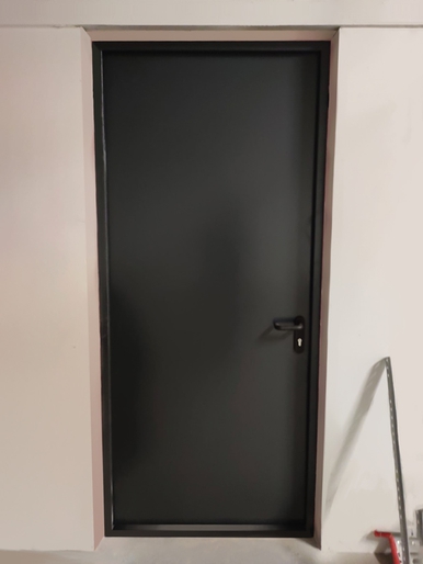 Дверь с внутренней стороны (подвал бизнес-центра) Дверь с внутренней стороны (подвал бизнес-центра)