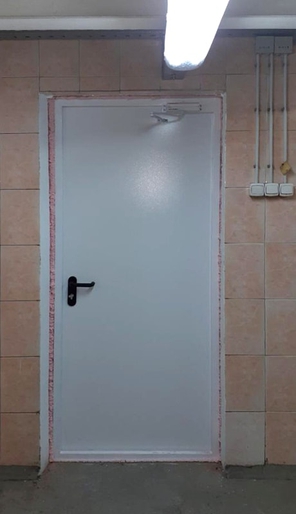 Дверь в цехе отгрузки (Звездный бульвар) Дверь в цехе отгрузки (Звездный бульвар)