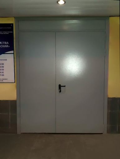 Двупольная дверь с фрамугой (ул. Кусковская, 23) Двупольная дверь с фрамугой (ул. Кусковская, 23)