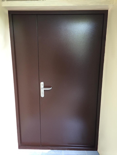 Коричневая полуторная дверь (Ленинградское шоссе, 62) Коричневая полуторная дверь (Ленинградское шоссе, 62)