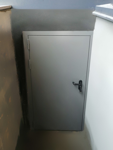 Нестандартная дверь, фото снаружи (эко-отель «Изумрудный Лес») Нестандартная дверь, фото снаружи (эко-отель «Изумрудный Лес»)