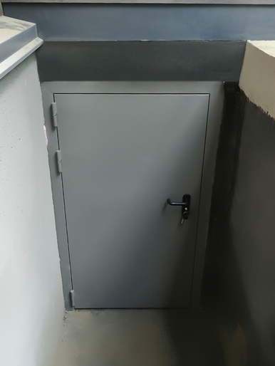 Однопольная дверь, фото снаружи (эко-отель «Изумрудный Лес») Однопольная дверь, фото снаружи (эко-отель «Изумрудный Лес»)