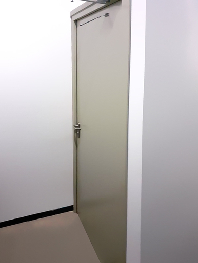 Однопольная дверь изнутри (ТРК «Атриум», ул. Земляной Вал, 33) Однопольная дверь изнутри (ТРК «Атриум», ул. Земляной Вал, 33)