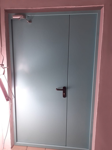 Полуторастворчатая дверь (Волгоградский проспект) Полуторастворчатая дверь (Волгоградский проспект)