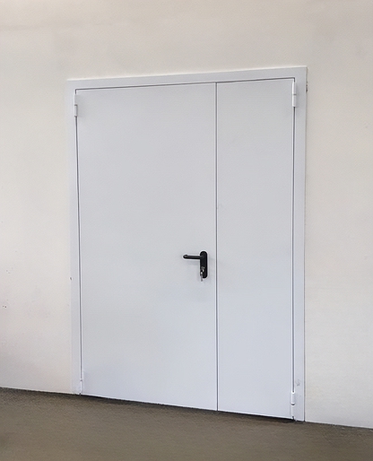 Полуторная дверь белого цвета