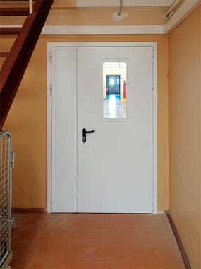 Полуторная дверь со стеклом