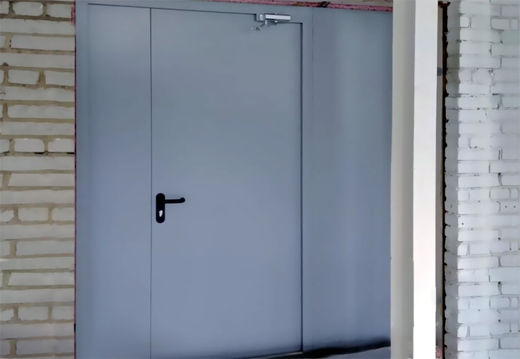 Полуторная дверь с боковой вставкой (ул. Новощукинская, 7) Полуторная дверь с боковой вставкой (ул. Новощукинская, 7)