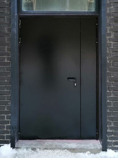 Полуторная уличная дверь (м-н Сходня, ул. Лесная) Полуторная уличная дверь (м-н Сходня, ул. Лесная)