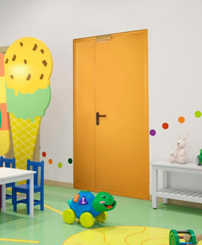 Желтая противопожарная дверь в детском саду