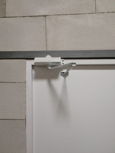 Рычажный доводчик (магазин, ул. Удальцова) Рычажный доводчик (магазин, ул. Удальцова)