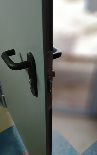 Замок двери (установка по ул. Новощукинская, 7) Замок двери (установка по ул. Новощукинская, 7)