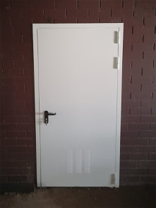 Белая дверь с вентиляцией