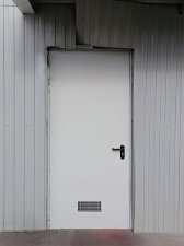 Дверь с самозаплавляющейся решеткой