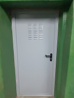 Дверь в лифтовой шахте, фото изнутри
