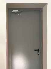 Однопольная дверь на выходе, вид изнутри