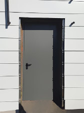 Однопольная дверь на выходе, вид снаружи