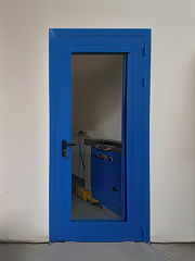 Однопольная дверь с большим стеклом
