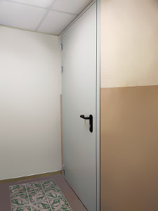 Однопольная дверь в офисе