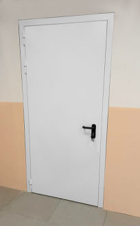 Одностворчатая белая дверь