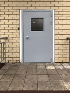 Остекленная дверь на аварийном выходе