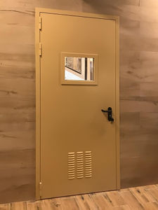 Остекленная дверь с пробивными отверстиями