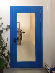 Остекленная дверь синего цвета